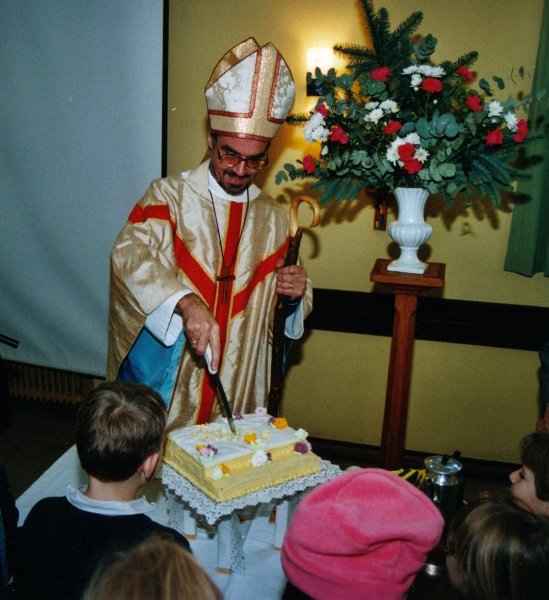 020113 01 27 bish cutting cake1